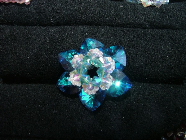petale vert: perles de rocaille, strass et verre de Bohme